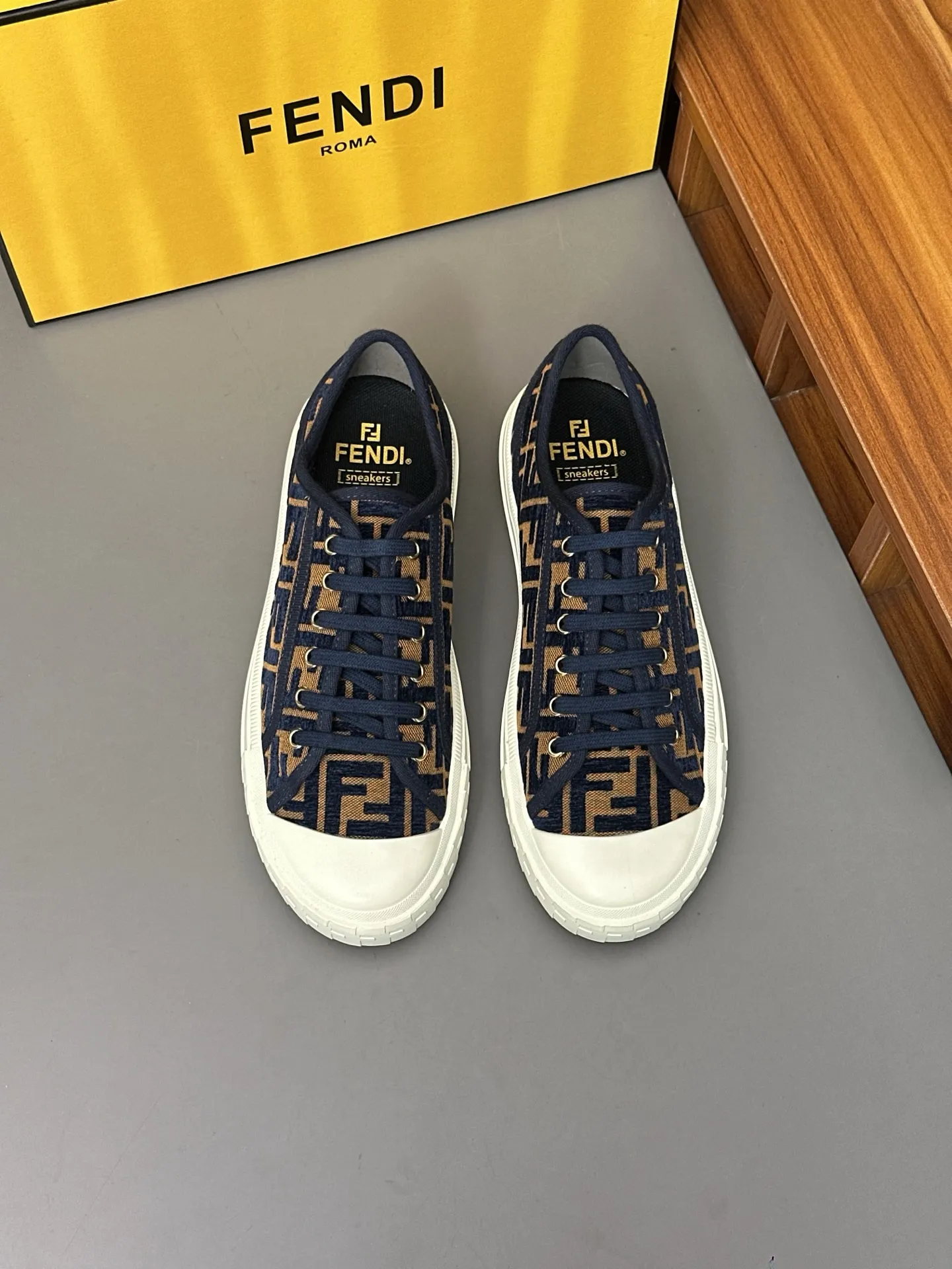 Men's shoes 💰580 FENDI Match men's lace-up sneakers. ♞size; Couple model 35-40 (female) 39~45 (men) This item comes from the Stefano Pilati design series and is made of black leather with gray leather details. Rubber sole with FENDI lettering on the side Material: 100% calfskin, lining: 70% polyester, 27% nylon